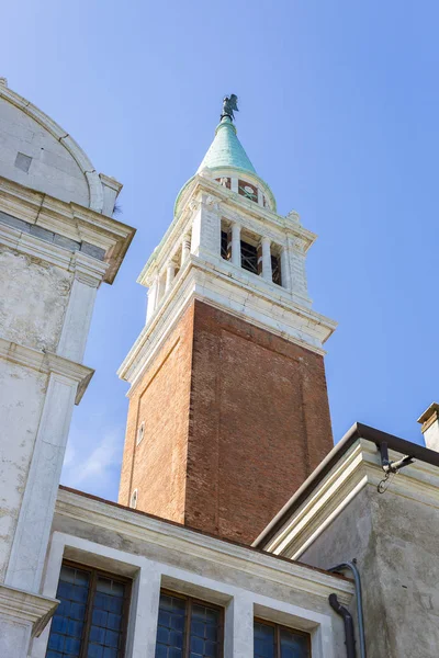 Widok Kątowy Wąskiej Alejki Dzwonnicy Wenecji Lub Campanile — Zdjęcie stockowe