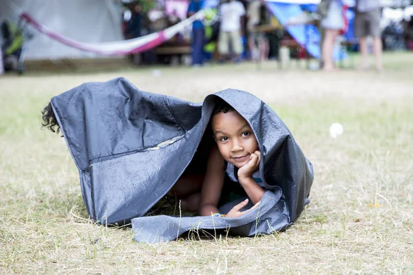 Amsterdã Holanda Julho 2015 Jovem Negro Escondido Chuva Sob Uma — Fotografia de Stock