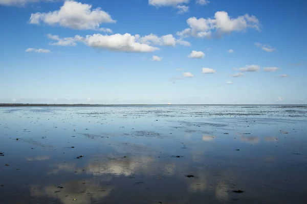 Maritiem Landschap Met Reflectie Van Wolken Laagwater Waddenzee Friesland Nederland — Stockfoto