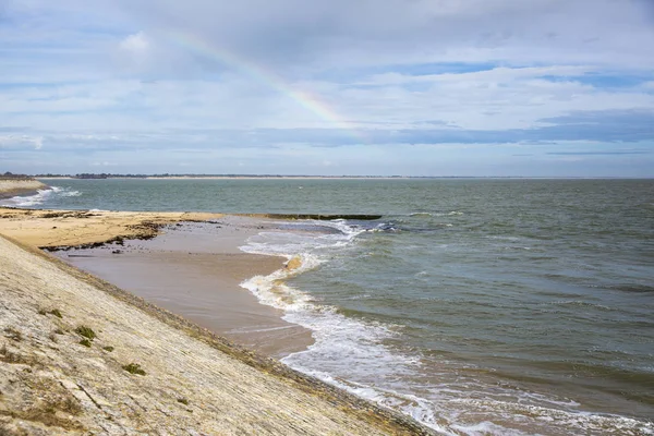 海岸線の景色 フランスのイル レで虹のある海辺 — ストック写真