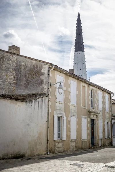 アルス レの村サン テティエンヌ教会尖塔 フランス — ストック写真