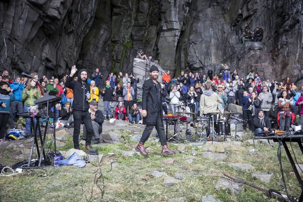 Traena, Norveç - 09 Temmuz 2016: Avustralyalı şarkıcı-söz yazarı ve müzisyen Ry X'in Traena müzik festivalinde Sana Adası'ndaki Kirkehelleren Katedralmağarası'nda konseri