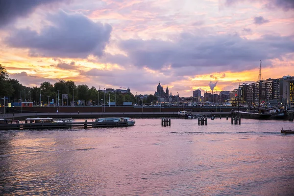 Romantyczny Purpurowy Zachód Słońca Nad Portem Amsterdamie Holandia — Zdjęcie stockowe