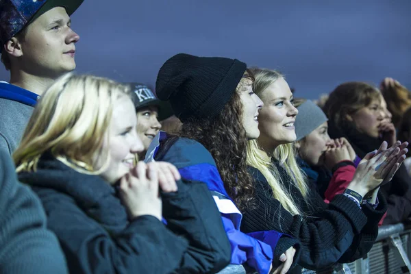 トレーナ ノルウェー 7月9 2015 観客の歓声 スウェーデンのロックバンドMovitsのエアコンサートで腕を持って トラエナフェスティバルでは トラエナの小さな島で行われる音楽祭 — ストック写真