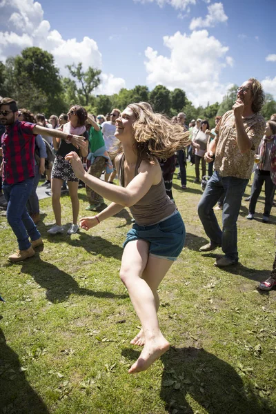 Amsterdam Países Bajos Julio 2016 Girl Dancing Concert Alternative Electro — Foto de Stock