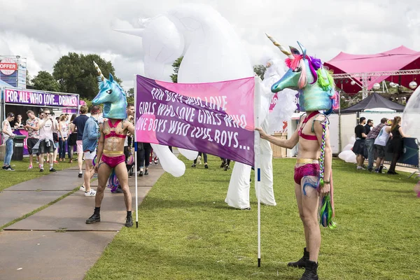 Ámsterdam Países Bajos Julio 2017 Bailarines Disfrazados Coloridos Unicornios Presentan —  Fotos de Stock