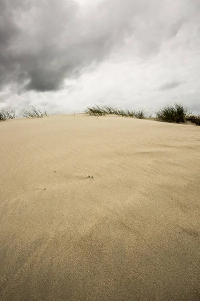 Θέα Αμμώδη Αμμόλοφο Συννεφιασμένο Ουρανό — Φωτογραφία Αρχείου