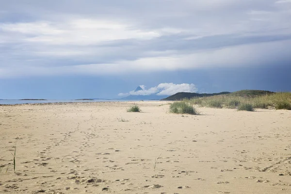 Άδεια Αμμώδης Παραλία Κατά Διάρκεια Της Ηλιόλουστης Ημέρας — Φωτογραφία Αρχείου