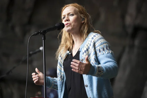 Traena, Norveç - 11 Temmuz 2015: Norveçli şarkıcı Anneli Drecker'ın Sanna Adası'ndaki Kirkehelleren Katedrali Mağarası'nda, Traenafestival'de konseri, traena adasında düzenlenen müzik festivali.