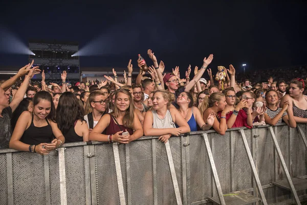 Nyon Szwajcaria Lipca 2017 Publiczność Młodych Fanów Koncercie Francuskiego Muzyka — Zdjęcie stockowe