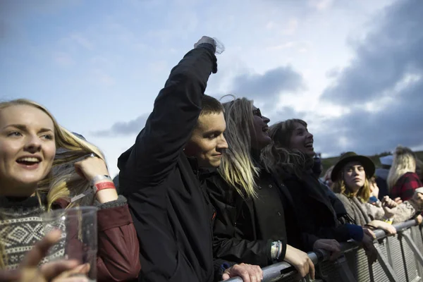 Traena Noruega Julho 2016 Público Aplaudindo Concerto Banda Norueguesa Punk — Fotografia de Stock