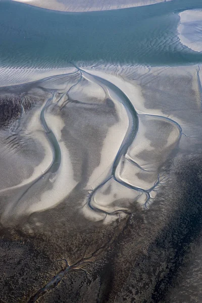 Vista Aérea Costa Llana Lodo Marea Baja Con Agua Serpenteando — Foto de Stock