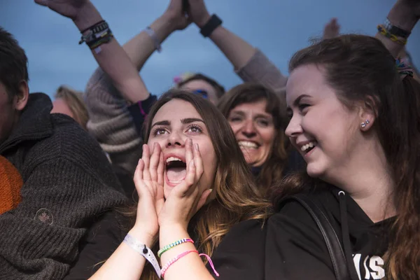 Traena Norvège Juillet 2016 Public Applaudissant Concert Groupe Folk Rock — Photo