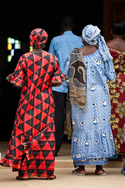 日曜日のミサに出席する人々 フィアデスの村 セネガル — ストック写真