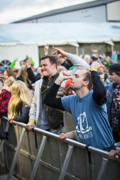 Traena Noruega Julio 2016 Público Aplaudiendo Concierto Banda Noruega Punk —  Fotos de Stock