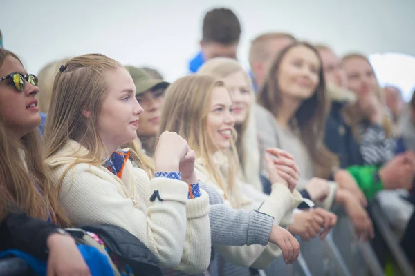 Traena Norge Juli 2016 Publik Jublande Konsert Norska Popband Traenafestival — Stockfoto