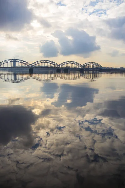 Живописный Вид Металлический Железнодорожный Мост Через Реку Даугава Риге Латвия — стоковое фото