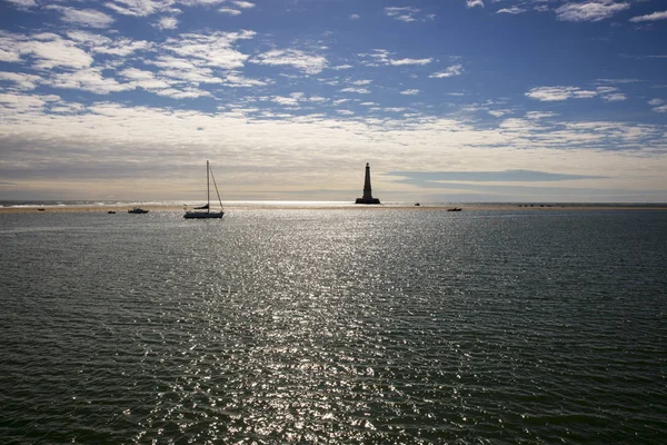 Günbatımında Cordouan Tarihi Rönesans Deniz Fenerinin Silüeti Ile Deniz Aşırı — Stok fotoğraf