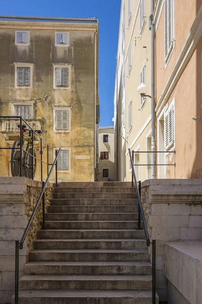 Rue Dans Vieille Ville Zadar Avec Escalier Vélo Garé Croatie — Photo