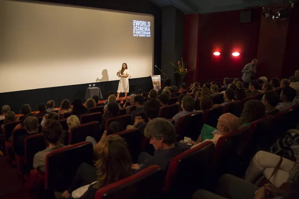 アムステルダム オランダ 2016 ワールドシネマアムステルダムの閉会式のプレゼンテーションを見て観客は 世界映画祭 18から27 2016まで開催 — ストック写真