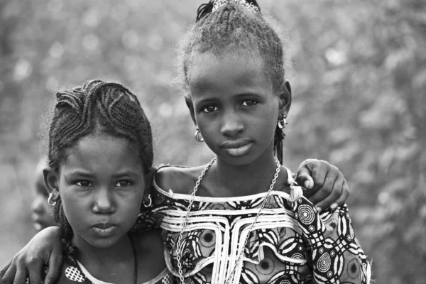 Senegal Ferlo Reserve November 2013 Jonge Meisjes Traditionele Kleding Weg — Stockfoto