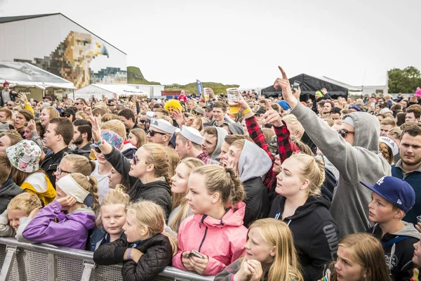 Traena Noruega Julio 2016 Audiencia Fans Animando Concierto Cantante Noruega —  Fotos de Stock