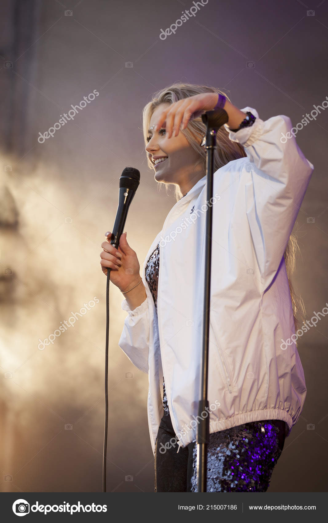 Траена Норвегия Июля 2016 Года Концерт Норвежской Певицы Астрид.