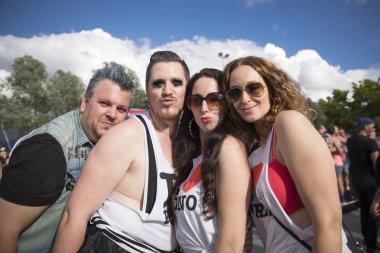 Amsterdam, Hollanda - 30 Temmuz 2017: Westerpark'taki Milkshake Festivali'nde eğlenen arkadaşlar