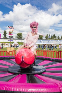 Amsterdam, Hollanda - 29 Temmuz 2017: Westerpark Milkshake Festivali'nde rodeo gibi penise binen travesti adam