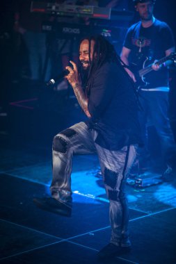 Amsterdam, Hollanda - 1 Temmuz 2016: kültürel ve dünya müzik festivali Roots Amsterdam kapsamında Melkweg'de reggae şarkıcıları Gentleman ve Ky-Mani Marley konseri