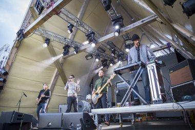 Traena, Norveç - 07 Temmuz 2016: Norveçli punk rock grubu Viagra Boys'un Traenafestival'deki konseri, traena adasında müzik festivali gerçekleşiyor