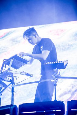 Nyon, İsviçre - 18 Temmuz 2017: Fransız elektronik müzisyeni Petit Biscuit'in Paleo Festivali'ndeki konseri