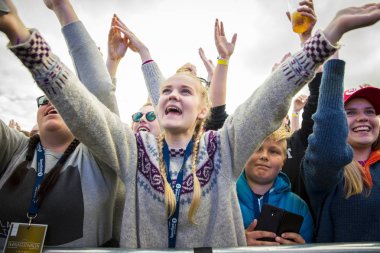 Traena, Norveç - 07 Temmuz 2016: Norveçli şarkıcı Astrid S'nin Traenafestivalen'deki konserinde tezahürat lar, küçük Traena adasında düzenlenen müzik festivali