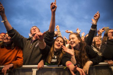 Traena, Norveç - 08 Temmuz 2016: Norveçli folk ve rock grubu Violet Road'un Traenafestival'deki konserinde seyirciler tezahürat yapıyor, Norveç'in küçük Traena adasında müzik festivali düzenleniyor