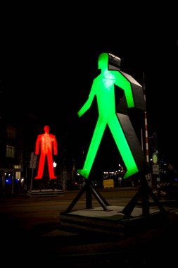 Amsterdam, Hollanda 20 Aralık 2015 : Victor Engbers & Ina Smits'in ışığında Strangers adlı sanat eseri, 28 Kasım 2015 - 17 Ocak 2016 tarihleri arasında Amsterdam Işık Festivali 2015'te sergilendi.