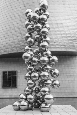Bilbao, İspanya - 19 Mart 2014: Bilbao'daki Guggenheim Müzesi önünde Anish Kapoor'un yansımaları ile 80 paslanmaz çelik toptan oluşan Heykel 