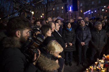 Paris, Fransa- 10 Ocak 2016: Place de la Repbublique, bombalı saldırı ve silahlı saldırı kurbanlarının anısına düzenlenen tören, Charlie Hebdo terör saldırısı ve 