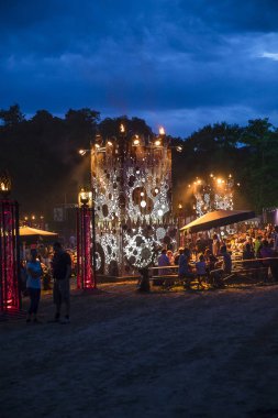 Nyon, İsviçre - 19 Temmuz 2017: Paleo Festivali'nde sanatsal dekoratif yapının üzerine düşen gece