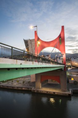 Bilbao, İspanya - 29 Ocak 2016: Arcos Rojos veya Kırmızı kemerleriyle La Salve Köprüsü'nün akşam manzarası, Fransız Sanatçı Daniel Buren'in heykel tasarımı ve 1997 yılında açıldı, Bilbao, Biscay, Bask Ülkesi, İspanya