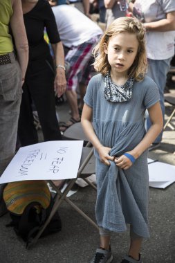 Amsterdam, Hollanda - 23 Temmuz 2016: 2016 Gay Euro Pride için Pembe Cumartesi kutlamaları sırasında Vondelpark utangaç ve hayran küçük kız