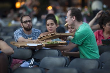 Amsterdam, Hollanda - 24 Ağustos 2016: 18-27/08/2016 tarihleri arasında düzenlenen Dünya Sineması Amsterdam'da, Marie Heinekenplein'de Arjantin filmi Road to la Paz'ın açık hava gösteriminde izleyiciler
