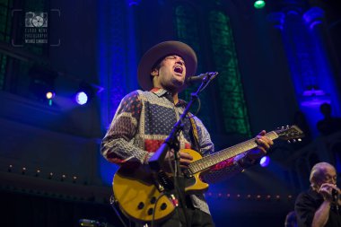 Amsterdam, Hollanda - 9 Nisan 2018: Amerikalı şarkıcı ve gitarist Ben Harper ile bluesman ve armonika sanatçısı Charlie Musselwhite'ın Paradiso Amsterdam konseri.