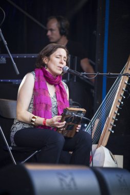 Amsterdam, Hollanda - 3 Temmuz 2016: Dünya müziği Namibyalı grup Shishani ve Namibya Masalları Amsterdam Roots Open Air konseri, Oosterpark'ta düzenlenen ücretsiz erişim kültür festivali