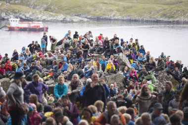 Traena, Norveç - 08 Temmuz 2015: seyirci Traenafestival, müzik festivali Traena küçük adada yer alıyor.