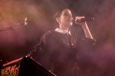 Amsterdam, Hollanda - 06 Aralık 2016: Fransız şarkıcı-söz yazarı Jain'in Bitterzoet Paradiso Amsterdam konseri