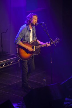 Amsterdam, Hollanda, 27 Mayıs 2016: İskoç folk rock grubu Travis'in konseri öncesinde Great Danes şarkıcısı ile melkweg konseri öncesi ilk perde