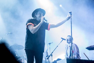 Nyon, İsviçre - 19 Temmuz 2017: Kanadalı rock grubu Arcade Fire'ın Paleo Festivali'ndeki konseri