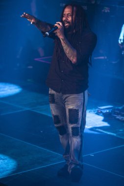 Amsterdam, Hollanda - 1 Temmuz 2016: kültürel ve dünya müzik festivali Roots Amsterdam kapsamında Melkweg'de reggae şarkıcıları Gentleman ve Ky-Mani Marley konseri