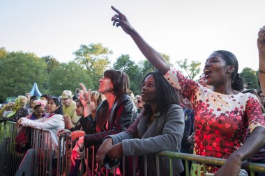 Amsterdam, Hollanda - 3 Temmuz 2016: Kübalı grup Elito Reve y su Charangon'ın Amsterdam Roots Open Air'deki konserinde tezahürat lar, Oosterpark'ta düzenlenen ücretsiz halk kültür festivali