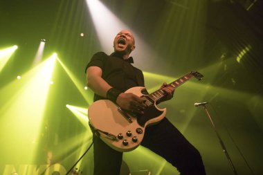 Amsterdam, Hollanda - 19 Mart 2017: Kanadalı hard rock heavy metal grubu Danko Jones'un Melkweg konseri
